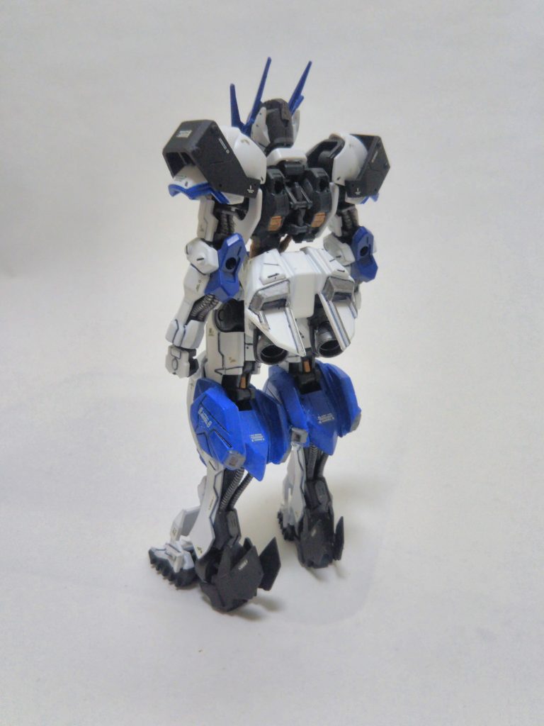 腰部、脚部にスラスターを搭載