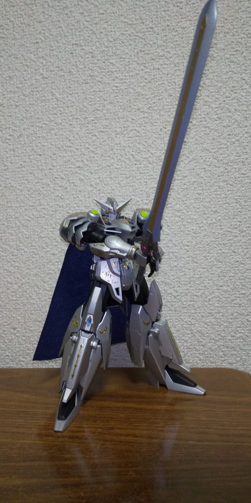 武装は礼装用の大剣のみ。
礼節を重んじて固定武装も外されています。