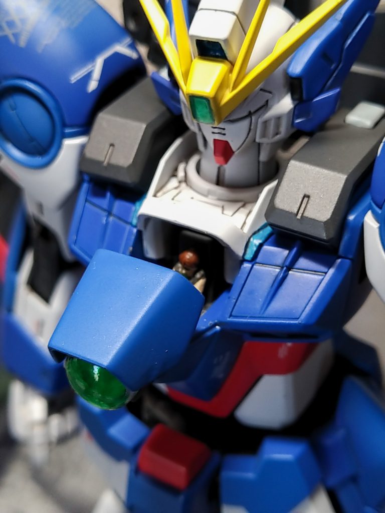 ヒイロ乗ってます。襟元とライフルのケーブルは差し色にシタデルのセルリアン系の色で。