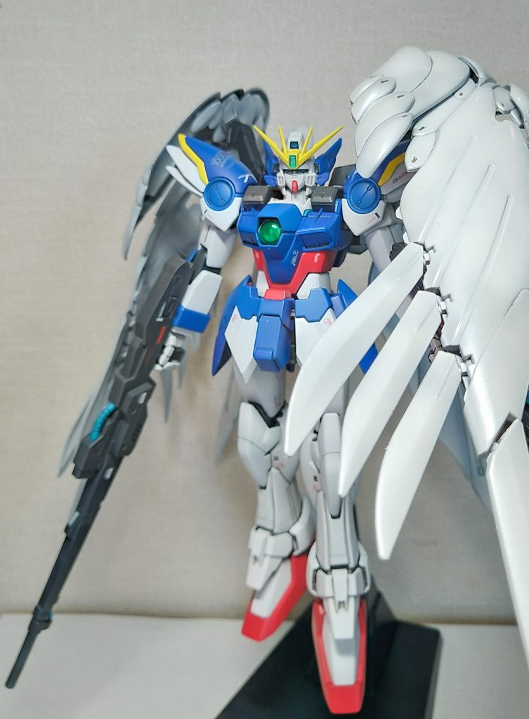 ボックスアート。ウイングはパール塗装で光沢。ブルーはインディー系とコバルト系の二色(わかりにくい)。本体色全体を白にふったけど、もっとやっても良かった。本体はスーパークリア3とスーパースムースクリアで、半艶をつや消し寄りに調整してます。