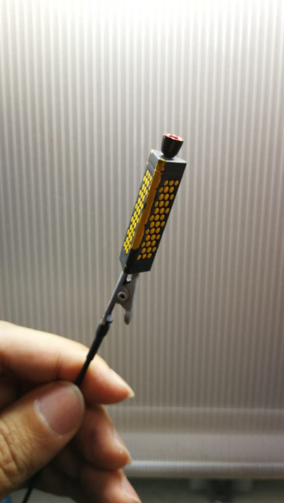 ラッカーの黄色は生き残って、エナメルのグレーが剥がれてます。