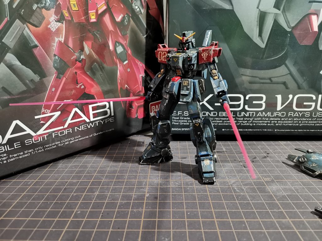 汚し塗装とチッピングは始めてでちょっとやり過ぎた感があります。
汚しにはリアルタッチマーカーを使いチッピングにはMr.COLORのガンクロームを使いました。