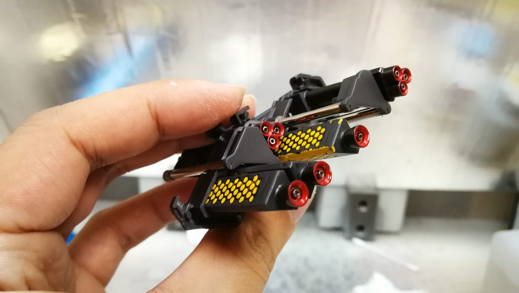 組立時にマイクロミサイルがフレームに擦れて残念なことに…