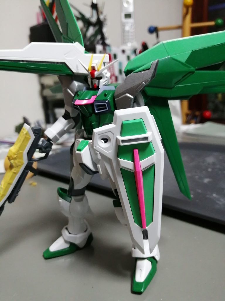 メイン塗装完了後~仕上げ処理前の状態。肩パーツをHGCEフリーダムではなく、HGCEストフリのものに変えてます。HGCEフリーダムの肩パーツ、左右横方向に強く張り出した作りなので、手足の長さとアンバランスになっているのでたんです。フリーダム自体の肩バランスをいじっても良かったのですが、今回の製作は大きな工作をしないことをを前提にしていたので、パーツ自体のリプレースに留めました。合わせ目が目立たないキットなので、合わせ目消しは最小限。ただ「なんとなくパーツが浮いて見える箇所」に関しては少し接着剤を垂らして固定化だけしました。……頭部を貼り合わせるのが早く、失敗のリカバーが利かなかったのは反省点。