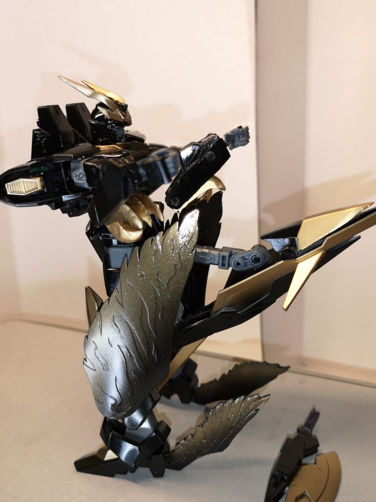 変形スタート
①背中の剣を外して鳥の頭になるバックパックを移動
②腰を180度回転
なんか志村の白鳥を思い出したな~
心より御冥福をお祈りします。