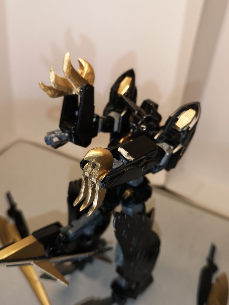 ④腕のカバーを回転させ腕を延長させつつ手首をかくす
⑤爪を開く