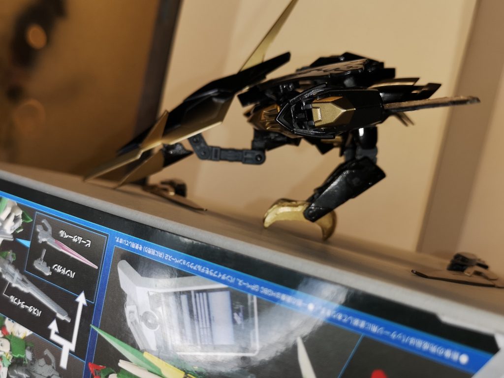 ⑧鳥の頭を前に持ってきて固定
⑨剣を尾翼風に取り付け形を整える