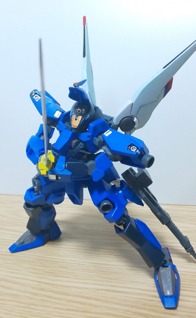 ワザマエ＝モード

頭部カバーが展開し、内部の超高精度センサーアイが露出


そこから得た様々な情報から、未来視に限りなく近い精度で敵機の動きを予測し、常に一手二手先を行く闘いが可能。


ただし、デメリットも多く脆弱なセンサーアイの露出に加えて、機体・パイロット共に高い情報処理能力・判断力を求められる都合上、消耗が激しい。