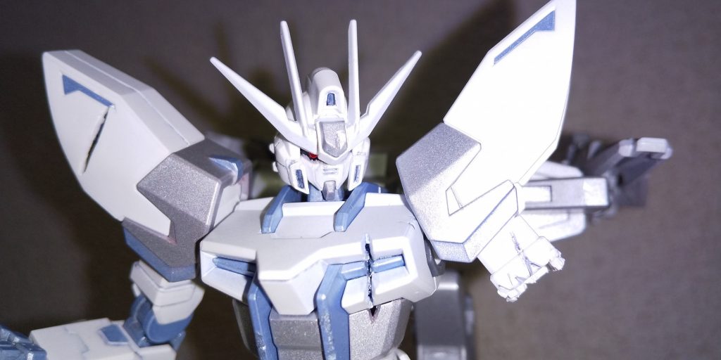 レイジ・サイド。カメラアイのレンズが剥き出しで、赤く発光しています。