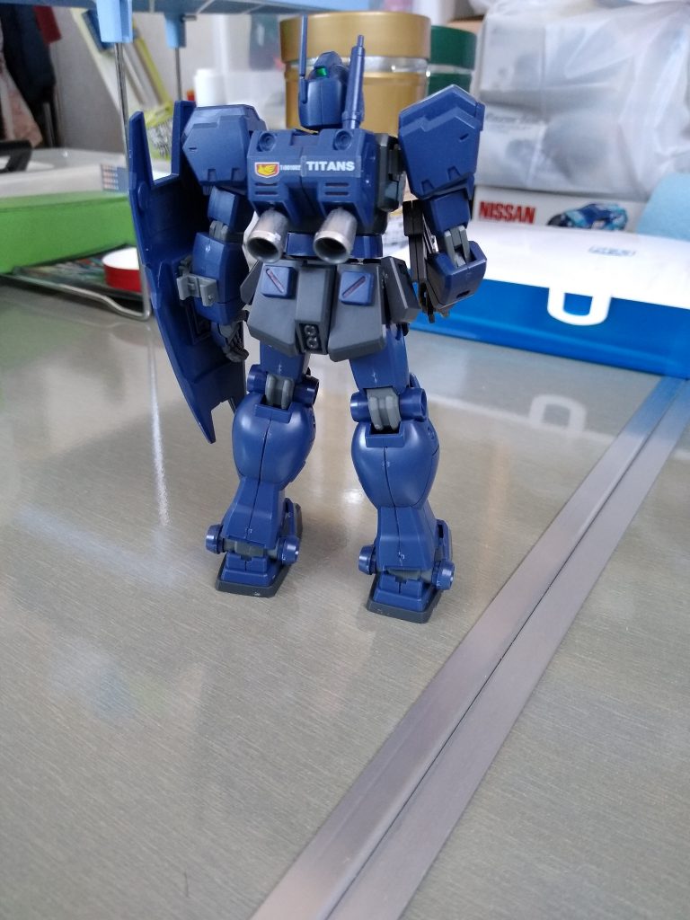 少し古いキットですので合わせ目が目立ちますね。
素組み派の私は技術が有りませんので残念ポイントでした。