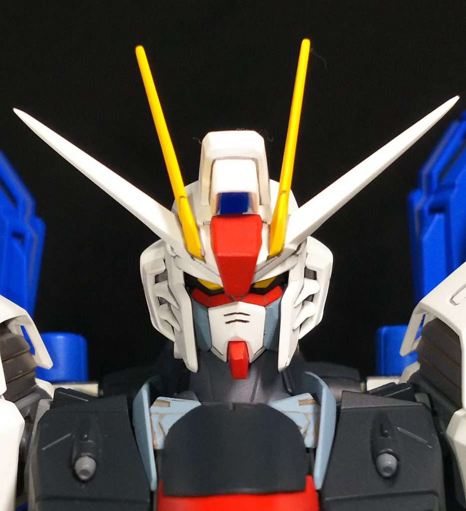 元の黄色方のアンテナが中央に寄っていましたので、センターから切り込み広げました。
額の赤色のパーツとマスクはパテで整形しています。

画像は改修後になりますがキットをお持ちの方は見比べてみて下さい♪