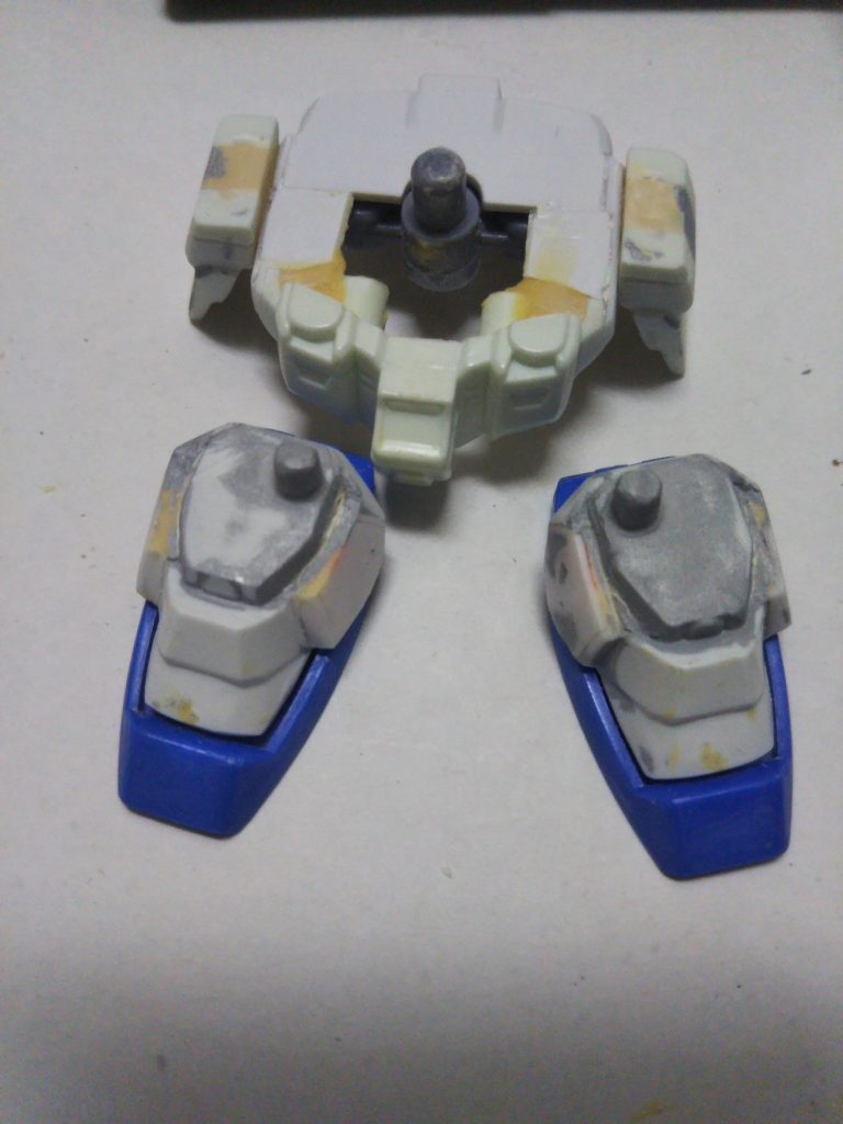 足はGジェネGP04のパーツを加工。
腰はGP04のパーツにGP01のパーツを貼り付けていく感じで作っています。