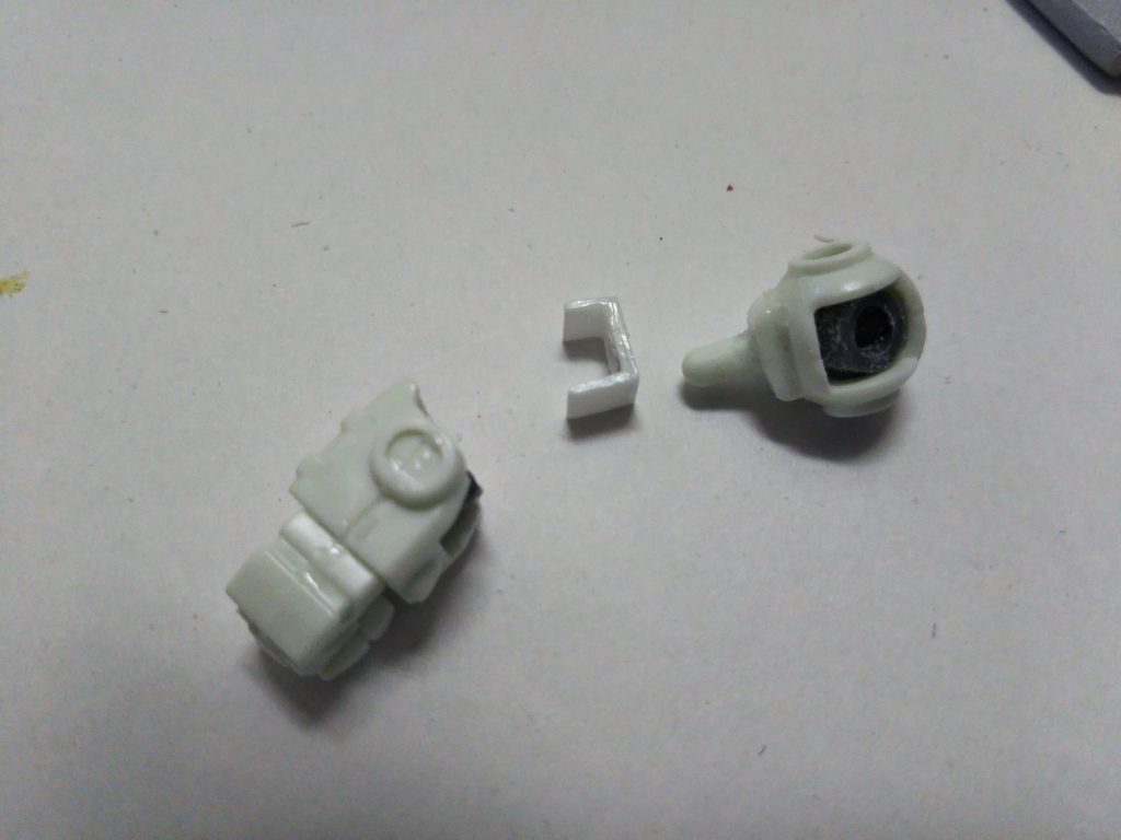 肘関節はキットのままだとポリキャップが見えてしまっているのでカバーを自作しました。