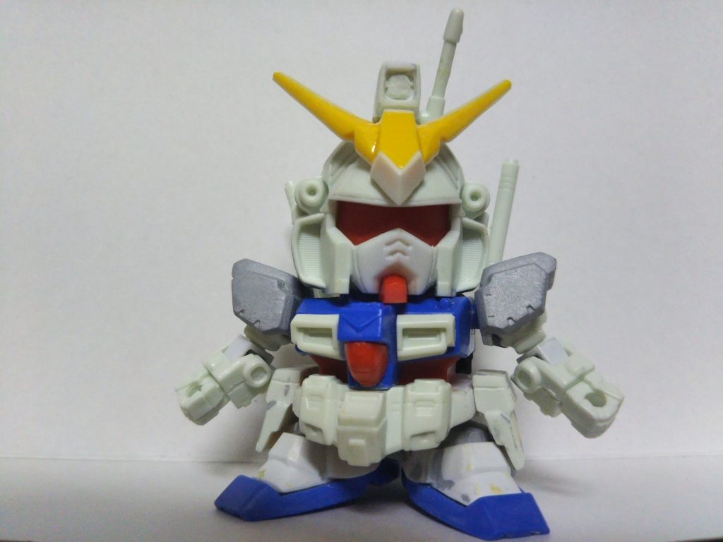 マスク部分はプラ板を貼って彫り直し。
肩パーツは食玩ユニバーサルユニットを加工。
この写真のV字アンテナはガンダムNT-1の物ですが、後にSDCS初代ガンダムのパーツを加工した物と変えています。