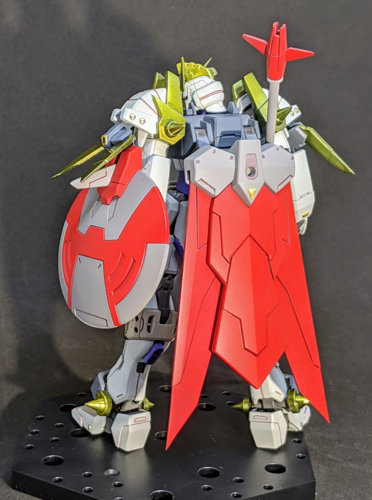 後ろ姿。
マント、ランス、盾のエッジも出さないと迫力がないですよね…