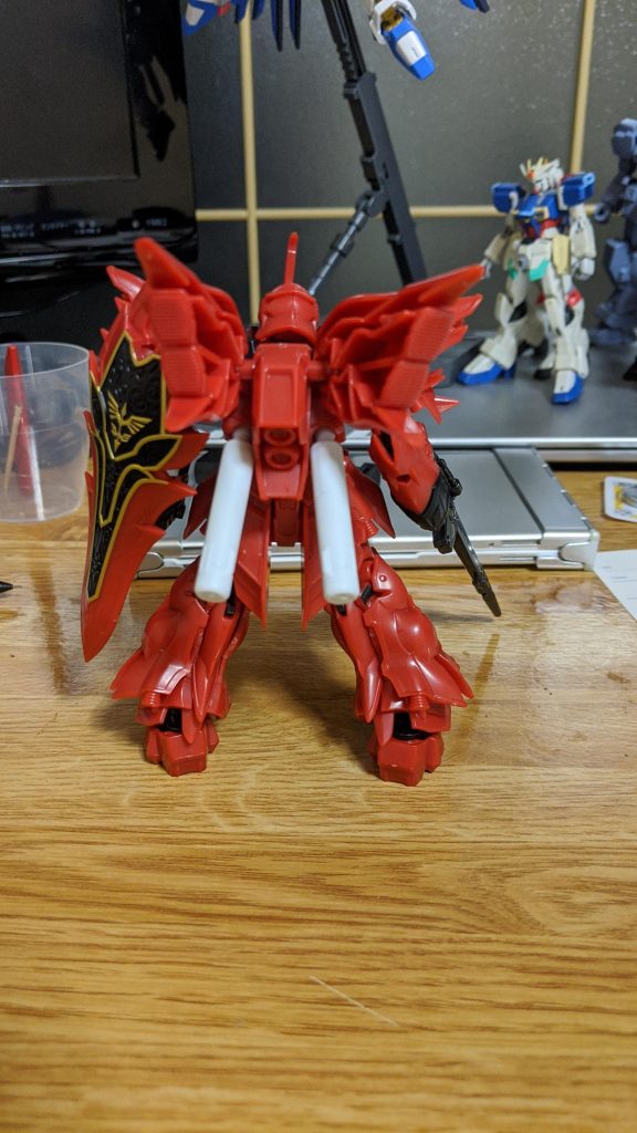 背中側。プロペラントタンクとフレキシブルスラスターに肉抜きがかなり目立つので、気になる方は要修正ですね。