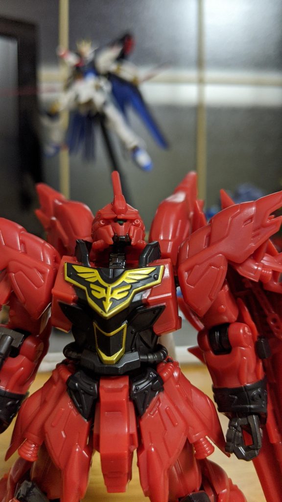 モノアイはしっかりと塗り分けされてます。
分割できそうなので、塗装派にもオススメです。