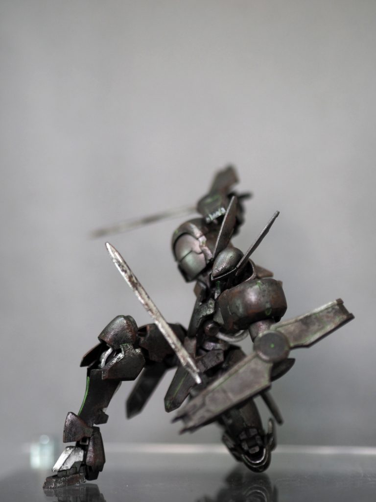 片膝立ちのポーズもすごく自然です。