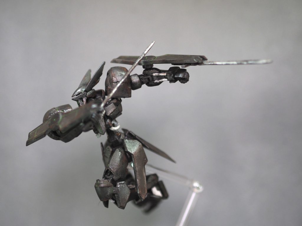 ガンダムフレームよりも
胸の可動が広くて
関節をふにゃふにゃしないので
躍動感のあるポーズも楽々です。