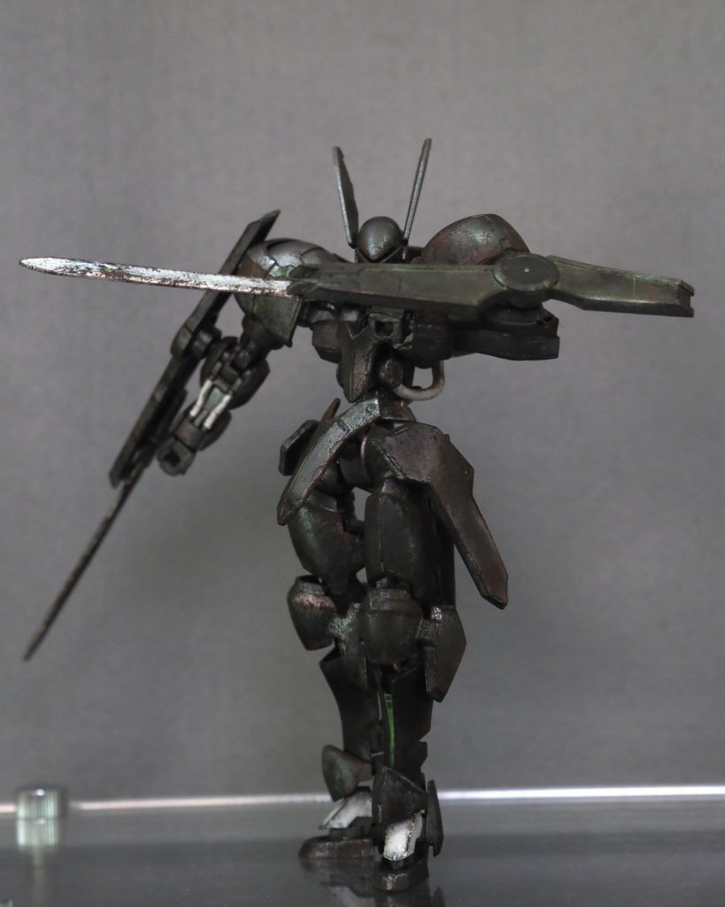 塗装は全てアクリジョンです。
ヴァルキュリアフレームは焼鉄色、
元々グレーだったスネや足、
肩の上部は黒鉄色で、
その他の装甲は赤鉄色で筆塗りです。
白のチューブはベースカラーのホワイトを
塗ってからホワイトを重ねてます。
ヴァルキュリアブレードの刀身は
イメージに合うように
シルバーへ変更。
スネなど一部にアクセントとして
タミヤのエナメルの
ライトグリーンでスミ入れしてます。
一旦つや消しを吹いたあと、
ガイアのエナメルの煤、赤さび、
アクリジョンのシルバーとゴールドで
ドライブラシをかけました。