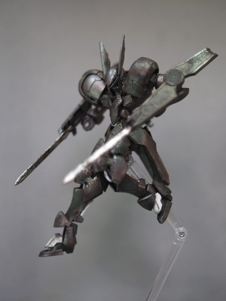 ヴァルキュリアブレードは
手持ちだけでなく
シールドにつけて構えられるので
刺突ポーズなども可能。