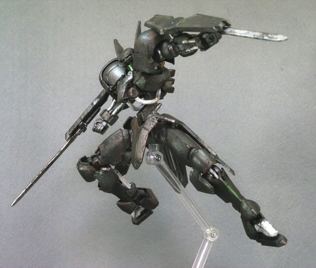 立ち姿も空中浮遊ポーズ
どちらもよく似合います。