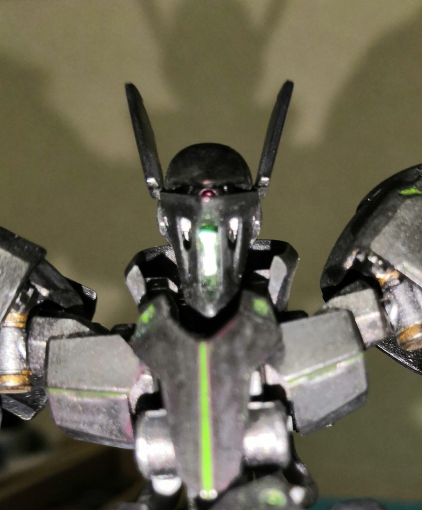 頭部の中も塗り分けしました。
口部分のセンサーは
ラピーテープのグリーンを貼り付けた後
UVレジンを垂らしてあります。