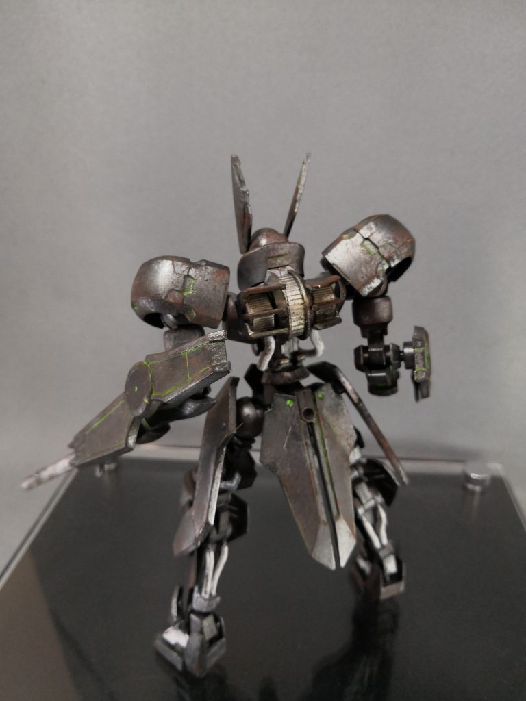 背部のリアクター、スラスターに
ゴールドのドライブラシ。