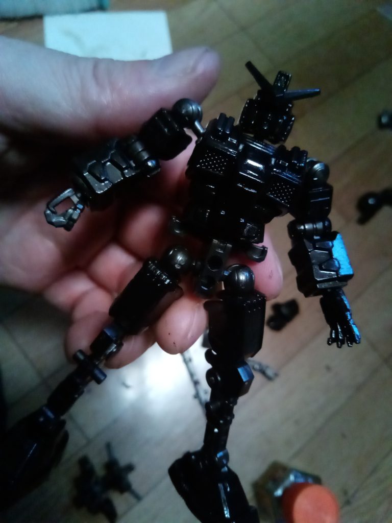 フレーム構造なので、黒サフと組み立てを同時進行で制作。
黒サフと言っても今回黒のサーフェイサーを使わずに通常の黒塗料の光沢を下地に使いました。
輝きが増すようにです。