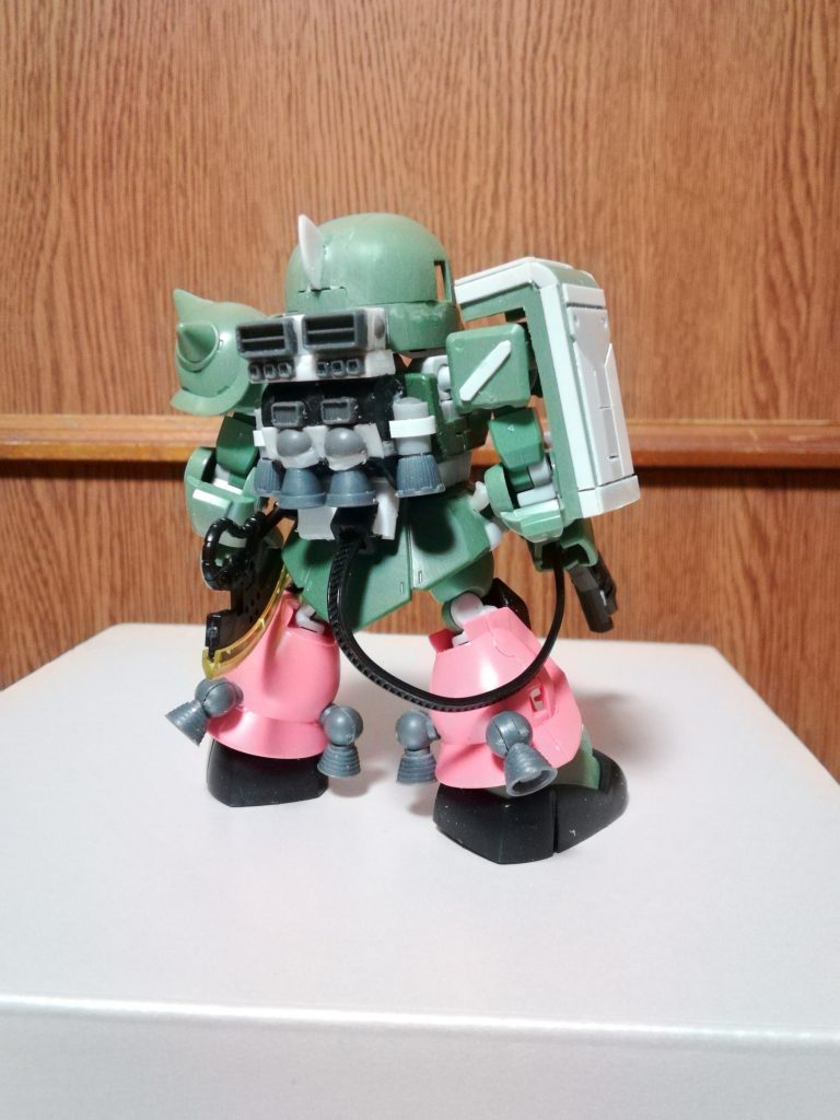 給弾ベルトには結束バンドを使用。モールド含めて良いかなぁと思いましたが、柔軟性に欠けるので、ポージングに難があります。要改善…