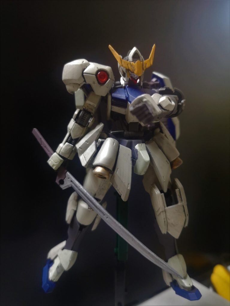 つや消し+墨入れ+ウォッシング後
不揃いを意識して右膝当のパーツを差し替え。
右肩当ては肩を開くポーズ以外で胴体と干渉するので不採用に。