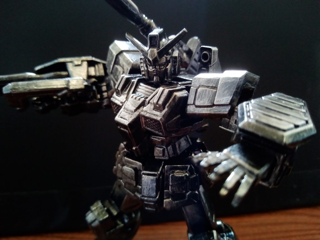 最後に銀処理(メタリック仕上げ)をして完成です。
素組だとどうしても素材の関係でチャチさというかおもちゃ感が出てしまうのですが、こういう仕上げにすると重厚感と高級感が増します。