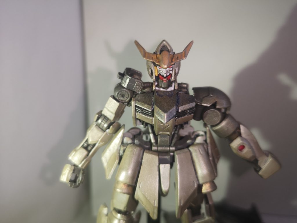 腕は左右で違うフレームを、腰はジュリア、脚はグリムゲルデを使用。
カメラアイは蛍光レッドで部分塗装。