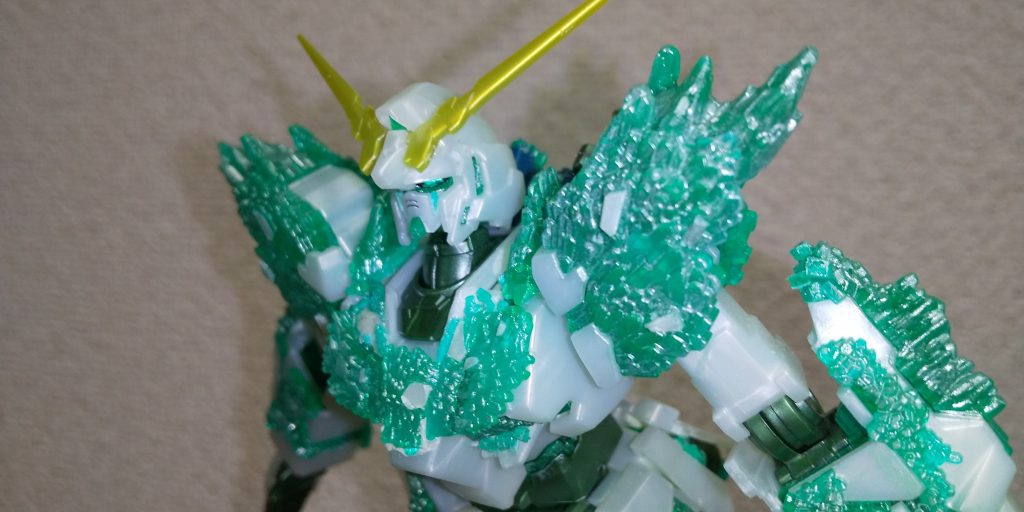 映像では結晶で泣いているように見えたので、目元にも結晶を追加しました。