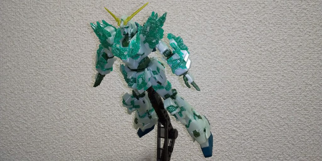 割れた装甲のシール色に違和感を感じたので、シール部分と追加の欠片を使わない装甲を切り出して貼り付けています。
