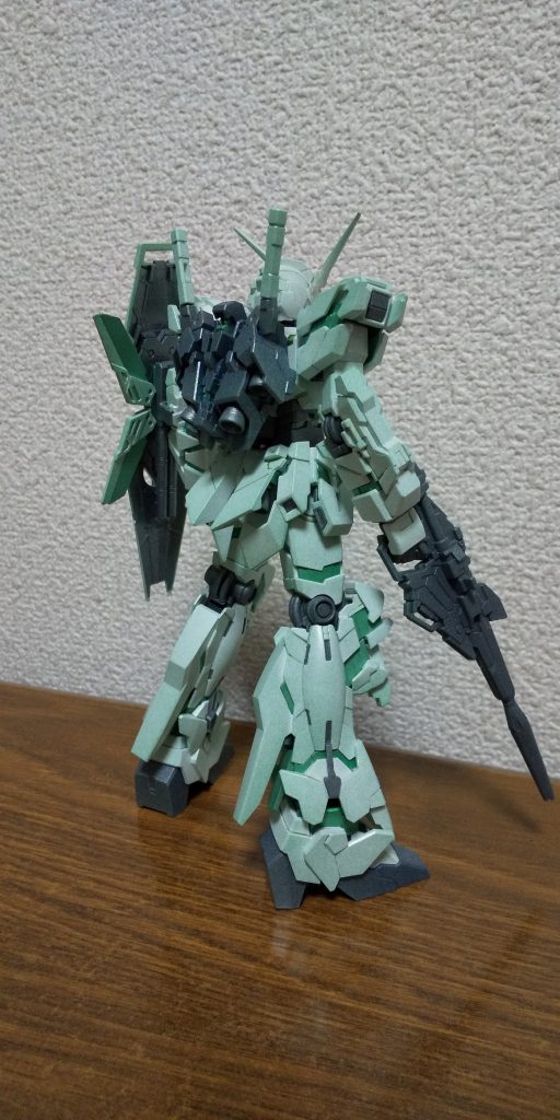 全体にもパールグリーン等を重ねて、サイコフレームの光に包まれた感じにしてます。