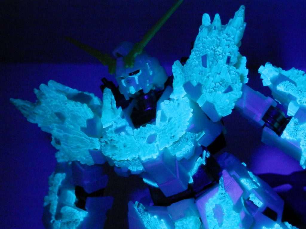 追加の結晶もサイコフレームのランナーから作っているので、ブラックライトで発光します。