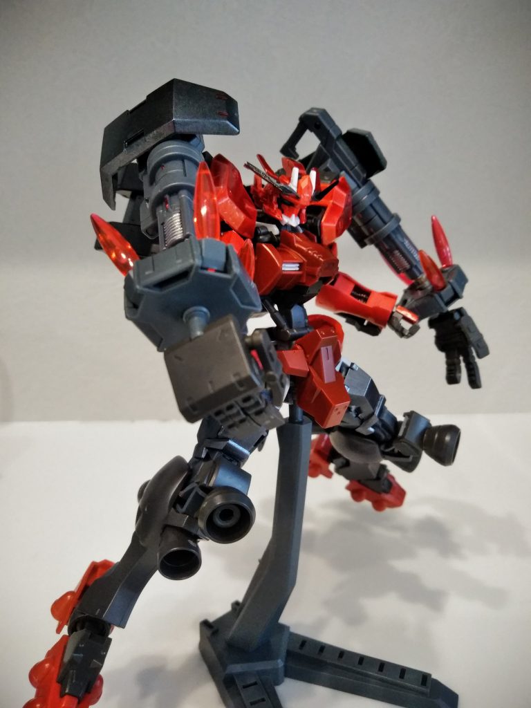 クリティカルアームズ・モードフィスト
砲身先に様々な武装を換装することができる武装。
巨大マニピュレータパーツを接続、砲撃のエネルギーを打撃に上乗せするメイン武装。
本体にスラスターが多数装備されており高機動接近戦を得意とする。