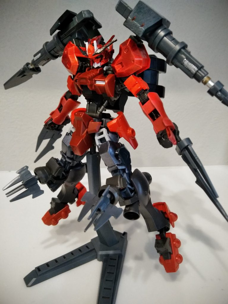 クリティカルアームズ・モードスラッシュ
膝部スラスターにも外部接続可能。
6刃によりすれ違いざまに斬撃を繰り出す。