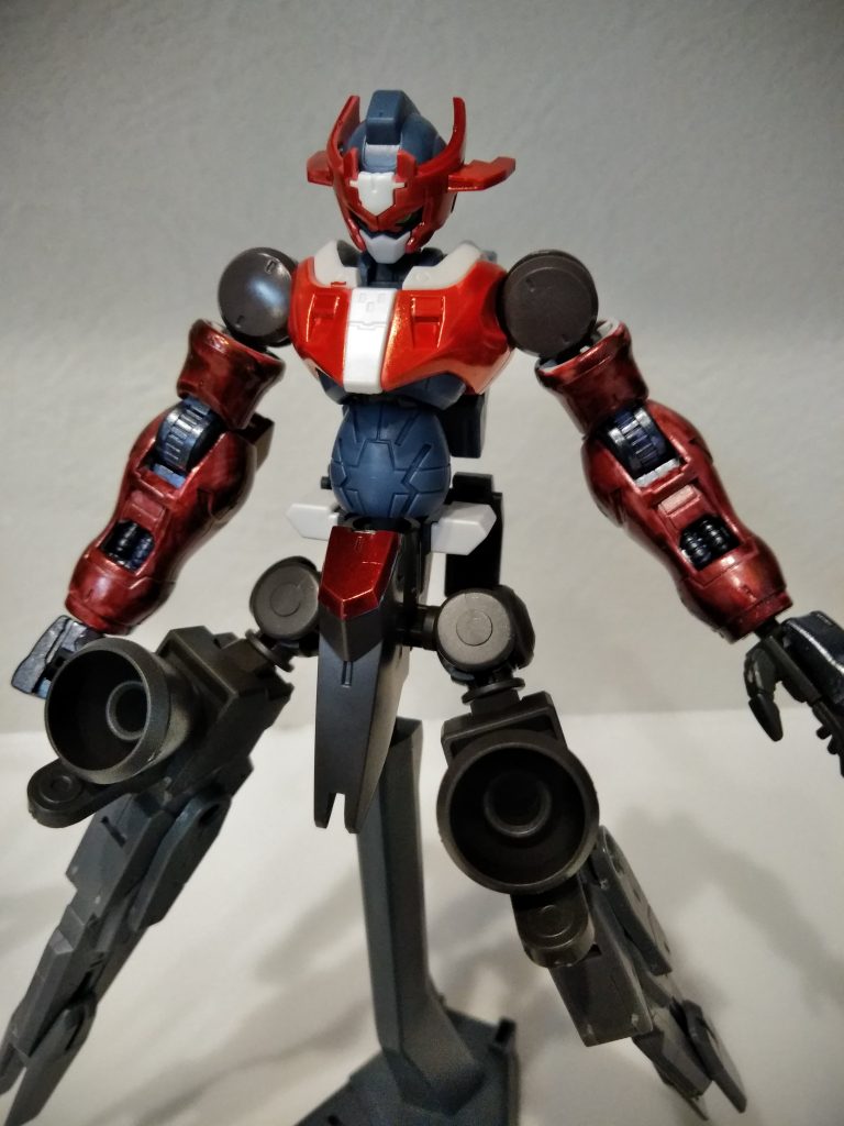 鉄血パーツで
無骨なシルエットに