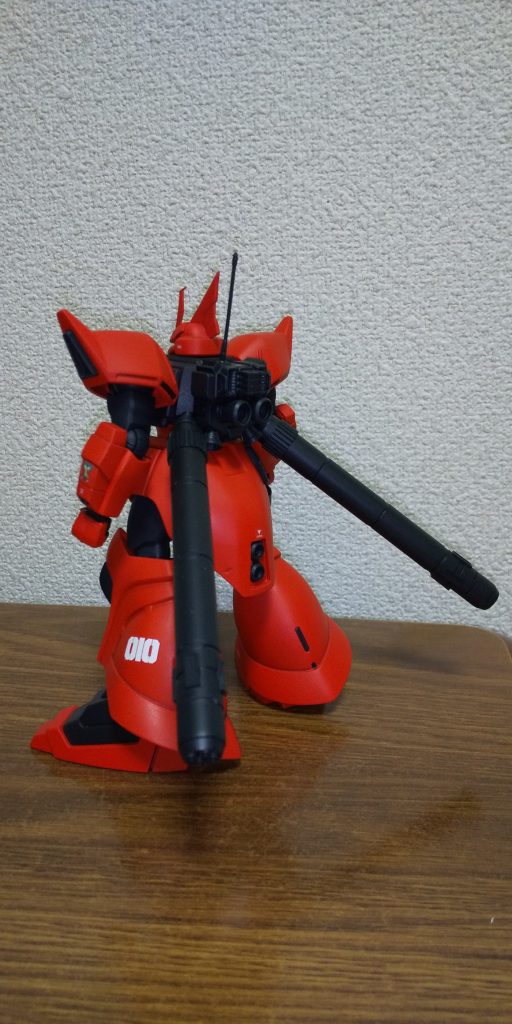 背面。
ジョニーの為に愛情込めて作ったの♪
とばかりに、そこらじゅうにスラスターやらアポジモーターを追加。
各バーニアも大型化しています。