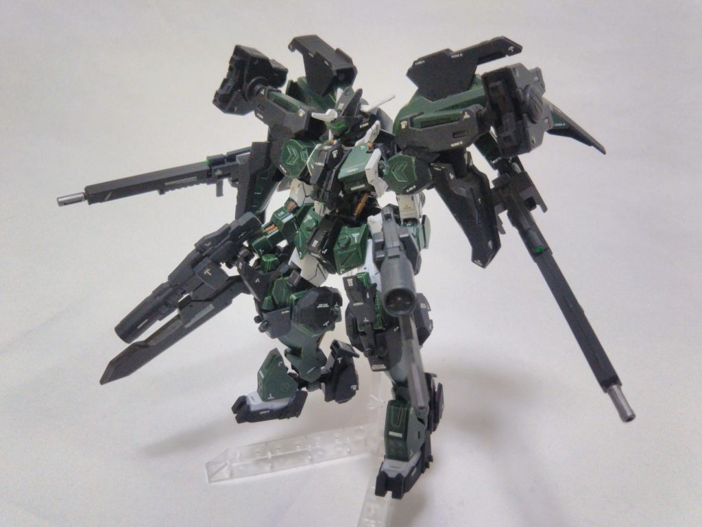 バックパックにサブアーム搭載
戦況に応じて武装を持ち替え可能