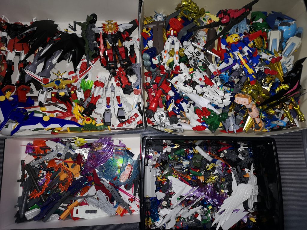 息子が遊び尽くしたジャンクという名の宝の山
今回は新規購入品は無くメインの素材となる
フェニーチェリナーシタも以前作成した真・阿修羅の為に
肩のビームコートを外され息子が作って遊んで
ここに入ってた物ですのでミキシングパーツは不明瞭です
すみません。