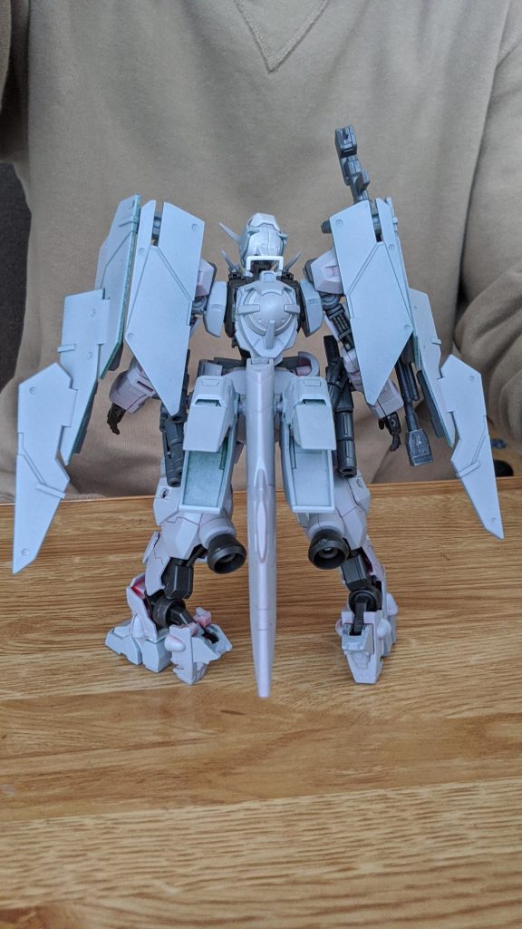 後ろから。
脚部のバーニアはオミットした方が良さそう。