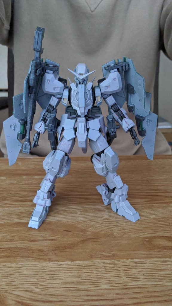 正面から。
サイドアーマーには余っていたジャンクパーツでGNビームガンIIとして採用。
GNスナイパーライフルはABS樹脂なので塗装は慎重にやります。