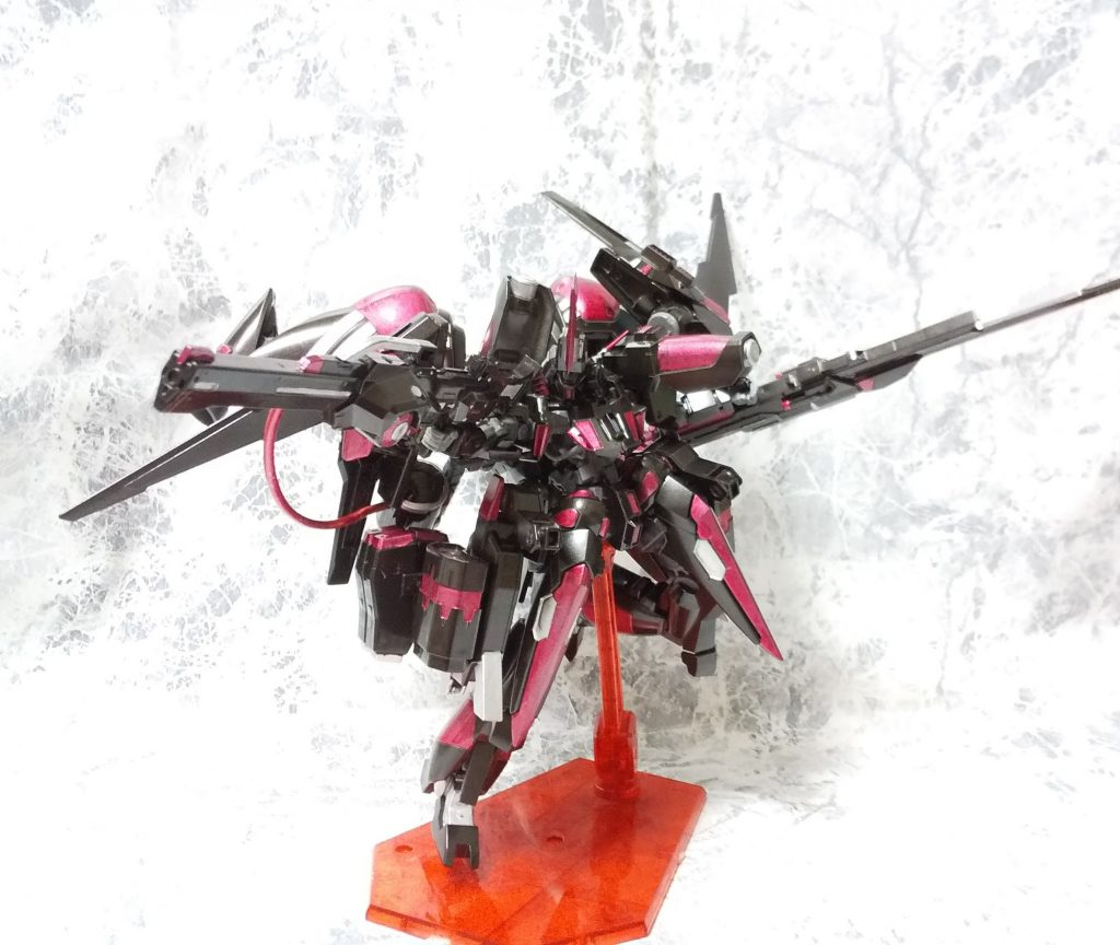 主兵装の高出力レーザーライフルはナノラミネート装甲すら貫通する程の威力を持つが、外付けタンクからのエネルギー供給がなければ撃つことは出来ない。