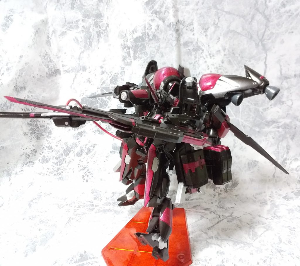 近接戦闘を一手に担うロングブレードレールガンは長物故の取り回しに難有り。