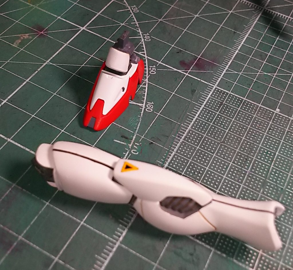 足首にもちょこっと装甲みたいな部分を追加しました。♪
太股はパテで大型化にしています。
元が可動軸の関係で分割されていてイマイチな形状だったので…。