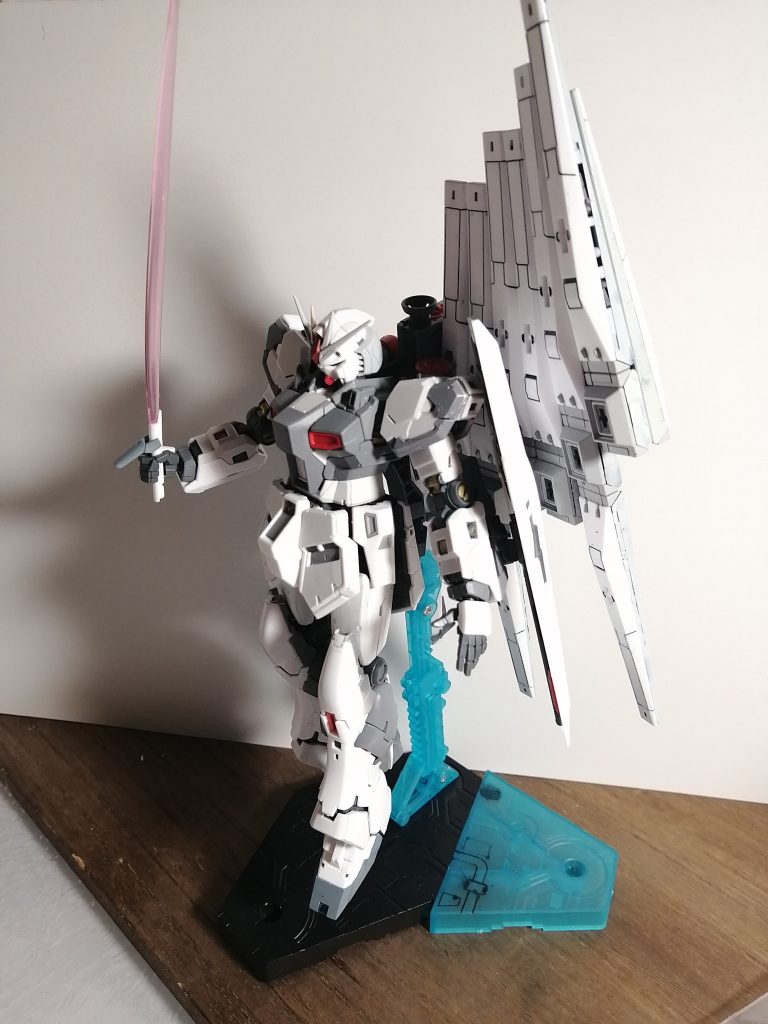 「今度のガンダムファンクラブは伊達じゃない！」のポーズです。ファンクラブ入りたいですねぇ...