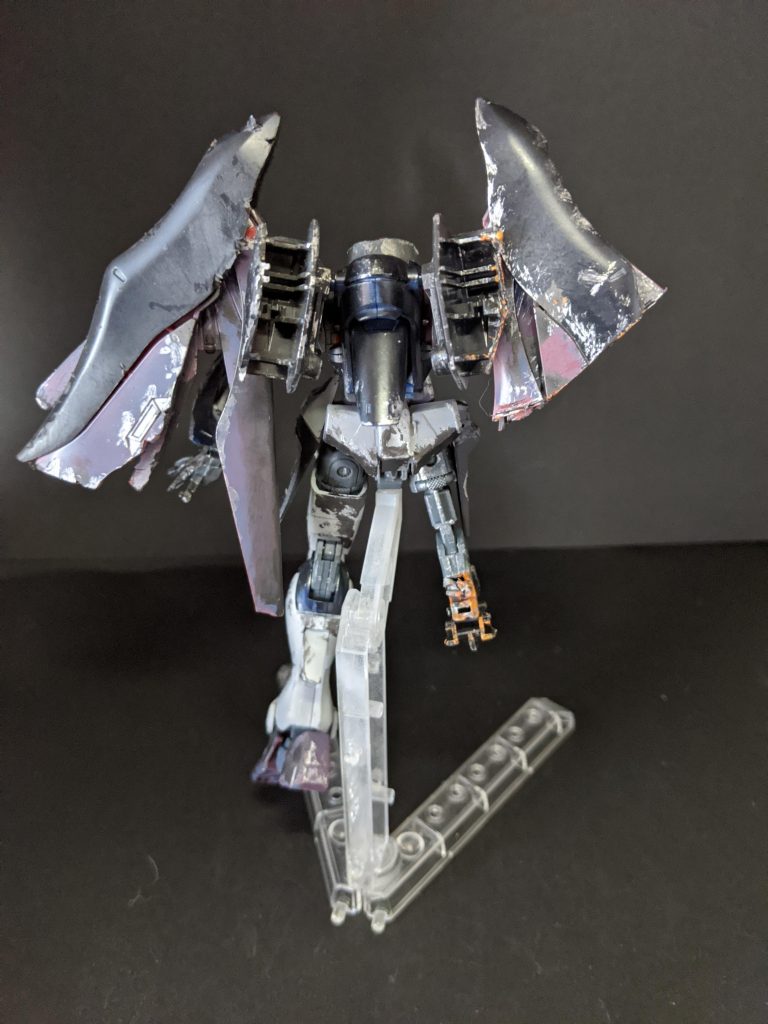 バッグショット
最後にジャスティスにやられたものを作りたかったのでほとんどあの回の損傷箇所を再現とパーツがない場所にパテやジャンクパーツでそれっぽくしました